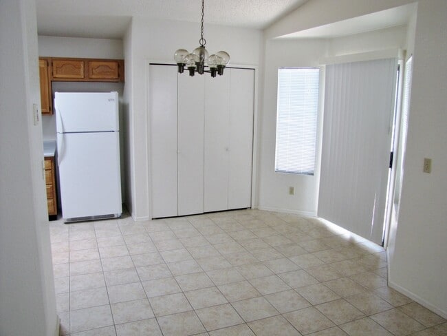 Building Photo - 752 S Sunset Vista Dr