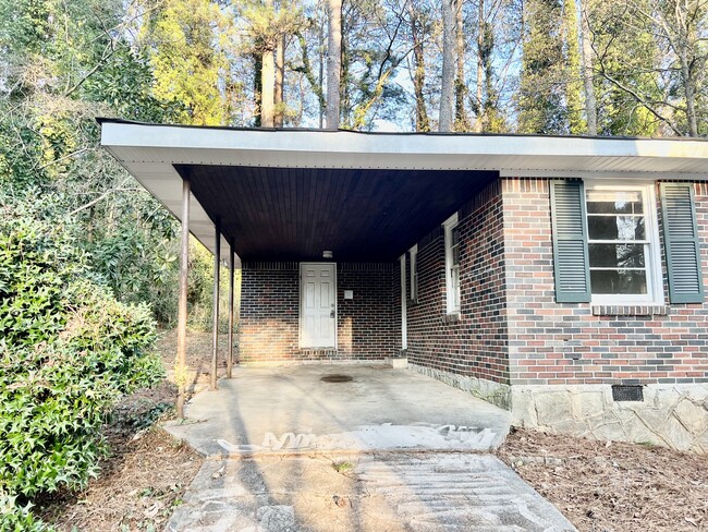 Building Photo - 3262 Pinehill Dr