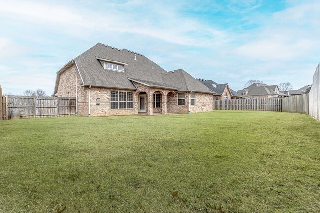 Building Photo - Gorgeous Rogers Home!