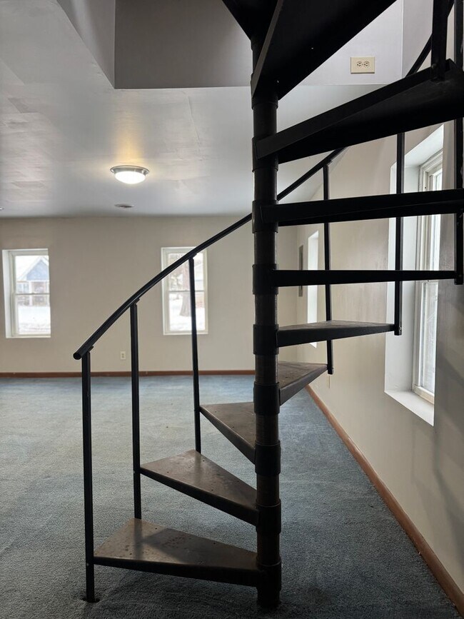 Building Photo - 207 E Oak St