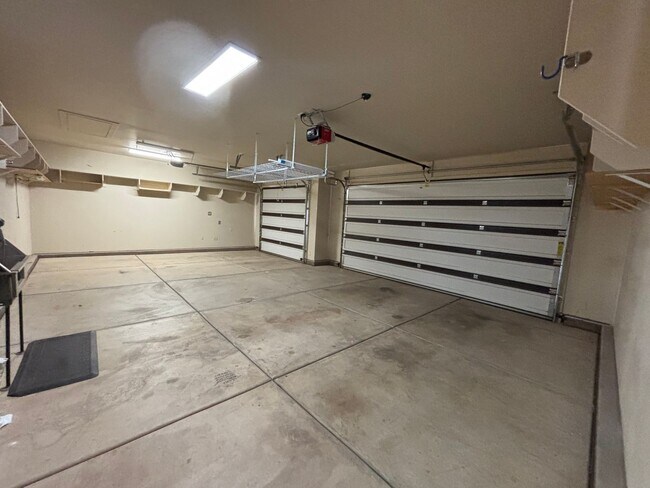 Building Photo - SPACIOUS HOME FOR RENT!
