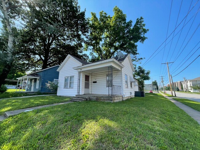 Building Photo - Cute two bedroom on a corner lot ~ walking distance to MSU