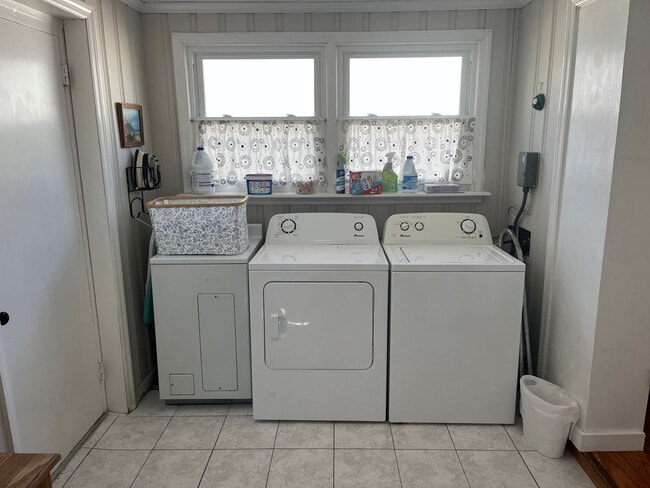 Building Photo - Mature Neighborhood, Modern Conveniences