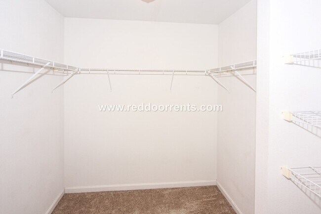 Building Photo - Perfect 3BR 2.5 BA Located Near All Necess...