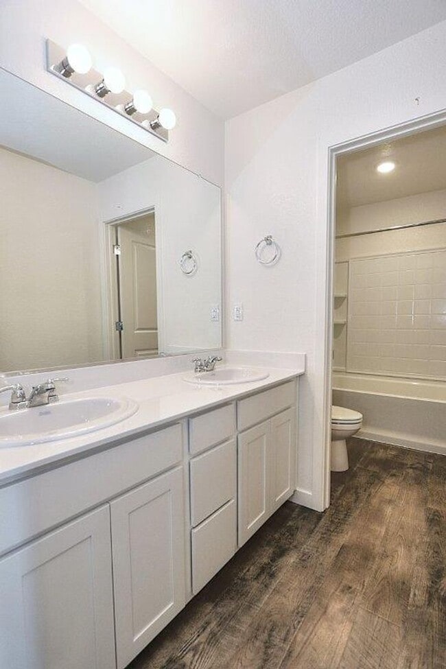 Building Photo - Beautiful Lincoln Home Available in May!