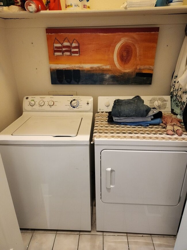 Building Photo - 2 bedroom Ranch townhome backing to Thornc...
