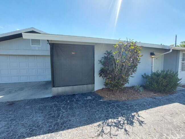 Building Photo - Adorable and Comfortable Sarasota Duplex! **Housing Choice Vouchers accepted**