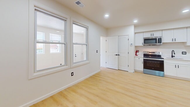 Building Photo - 1318 Holbrook St NE