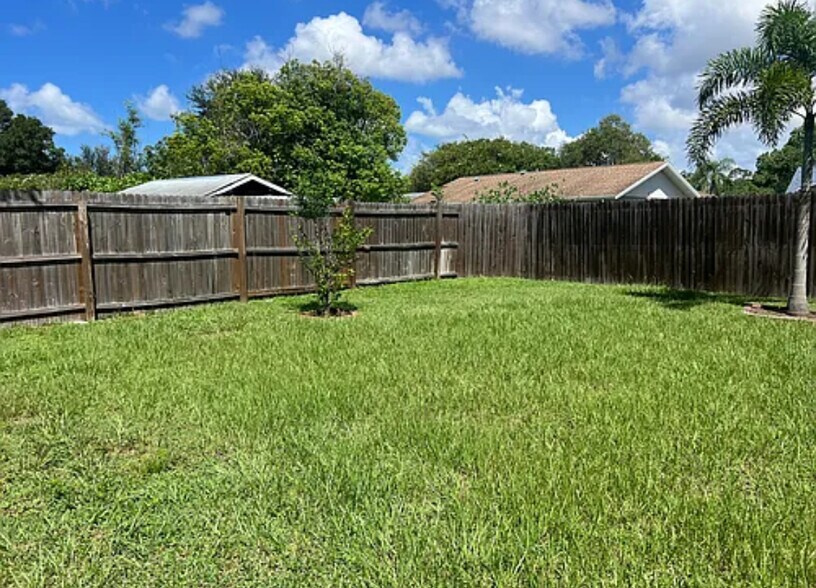 Building Photo - 1618 Amberglen Dr