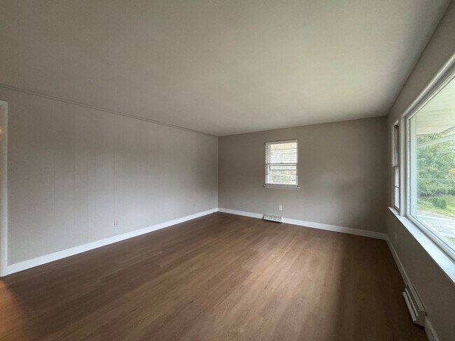 Building Photo - 1951 Elmwood Dr E