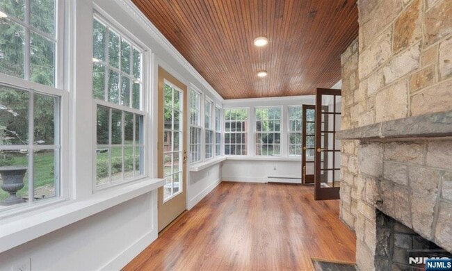 Building Photo - 278 Maple St