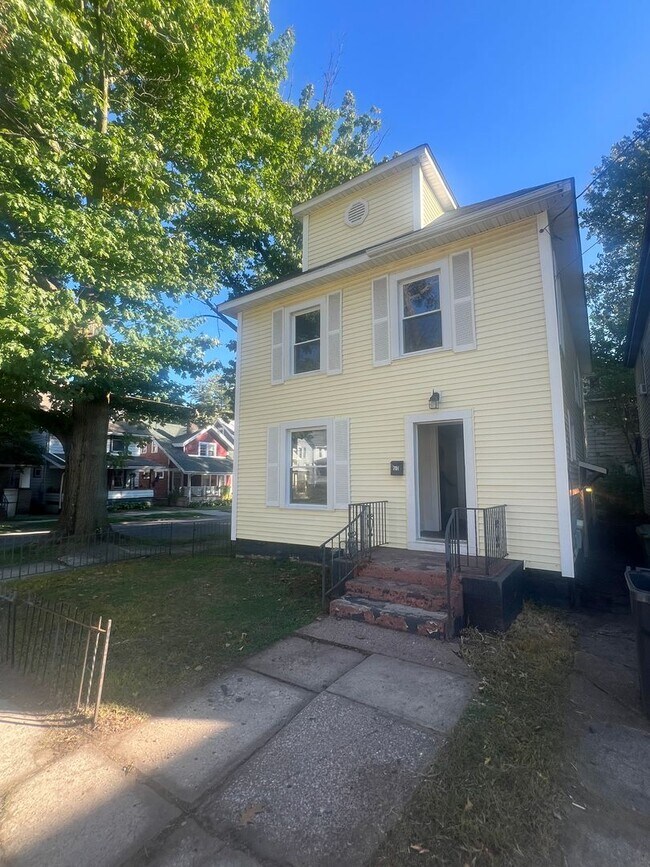 Building Photo - Large 4 Bedroom House with Garage