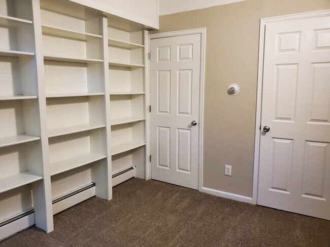 Building Photo - Sunny, newly remodeled 3 bed + office/2.5 bath in Applewood townhomes close to NOBO!