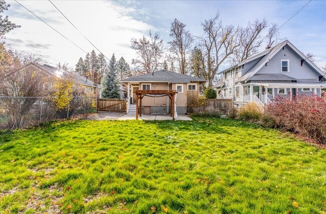 Building Photo - South Hill Charmer 3 bed, 1 bath available...
