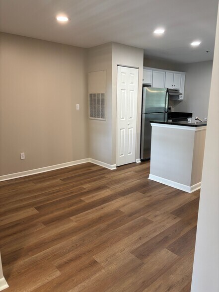 Building Photo - 623 Olmsted Park Pl