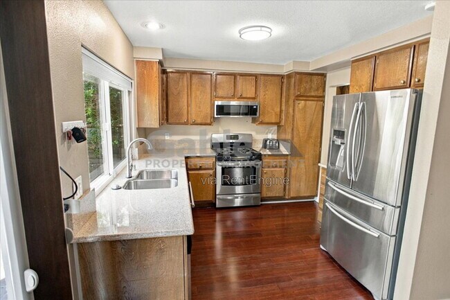 Building Photo - 21748 Grovepark Dr