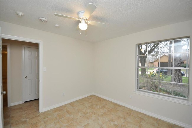 Building Photo - 15631 Fox Springs Dr