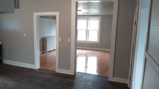 Building Photo - 720 N Chestnut Ave
