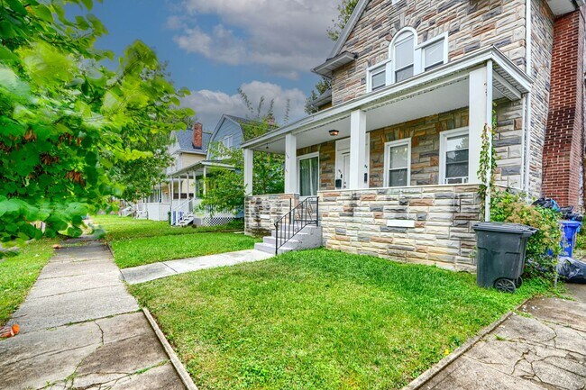 Building Photo - 304 Collins Ave