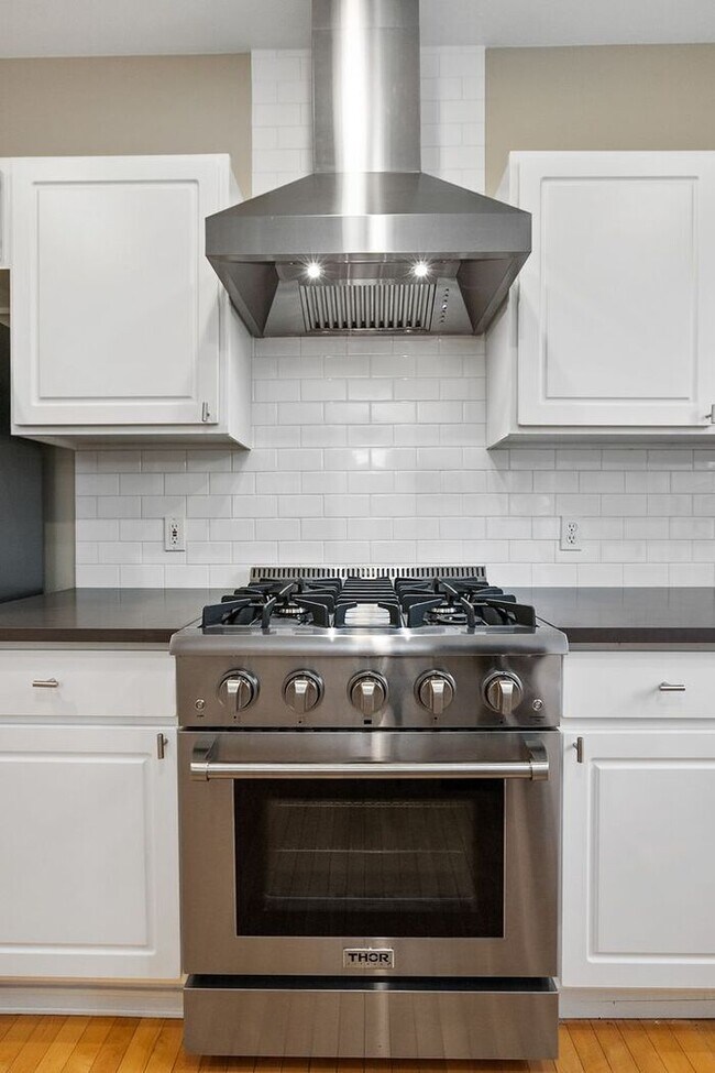 Building Photo - AIR CONDITIONED Townhome in Beautiful Summ...