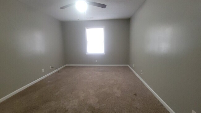 Building Photo - "Spacious 2-Bed, 2-Bath Haven in Huntsville - Your Perfect Retreat Awaits!"