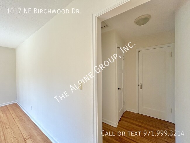 Building Photo - 1017 NE Birchwood Dr