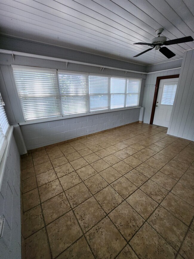 Building Photo - 1041 Cherokee Dr