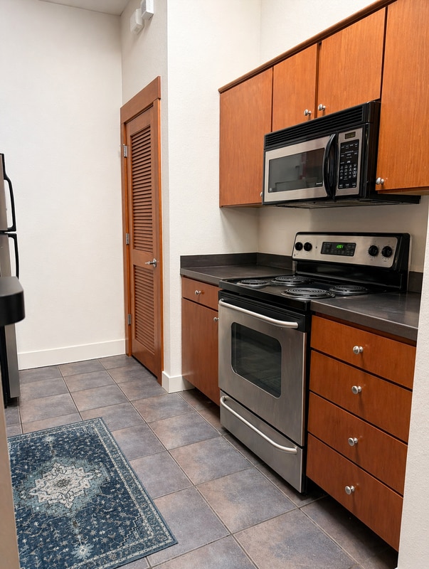 Building Photo - 10 W 10th St