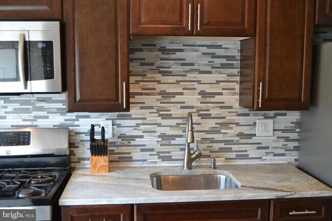 Building Photo - 5153 Frederick Ave