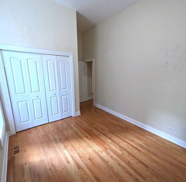 Building Photo - 851 N La Salle Dr