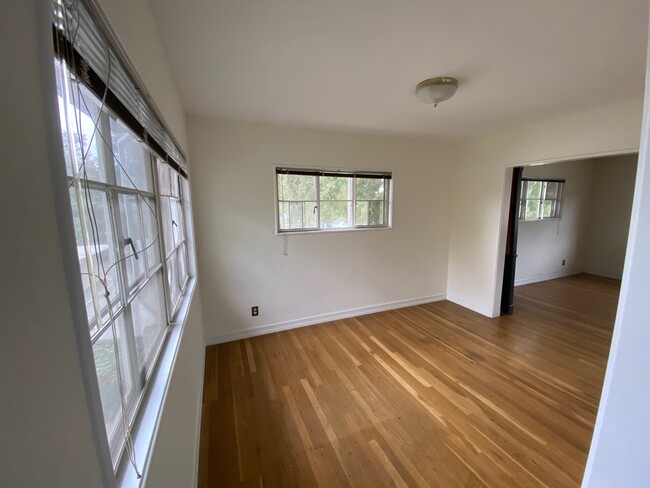 dining room - 5192 Village Grn