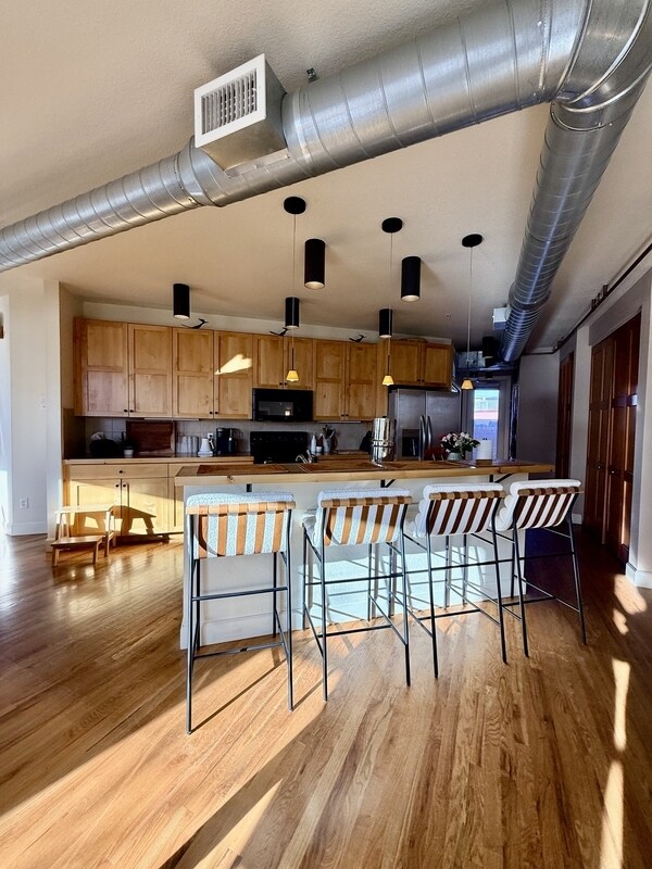 Building Photo - 261 Pine St