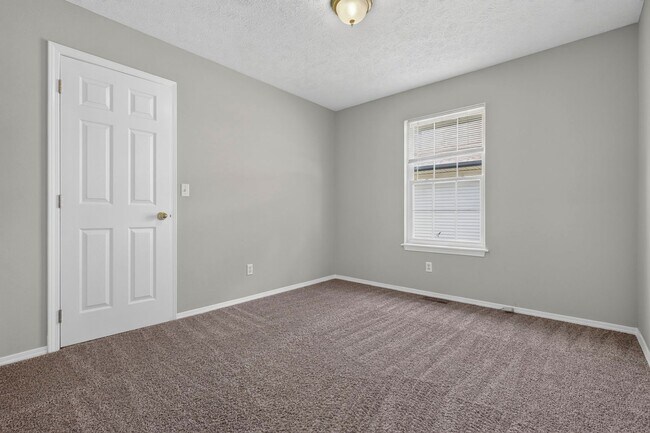 Building Photo - Spacious 4-Bedroom Home with Huge Backyard in Ozark!