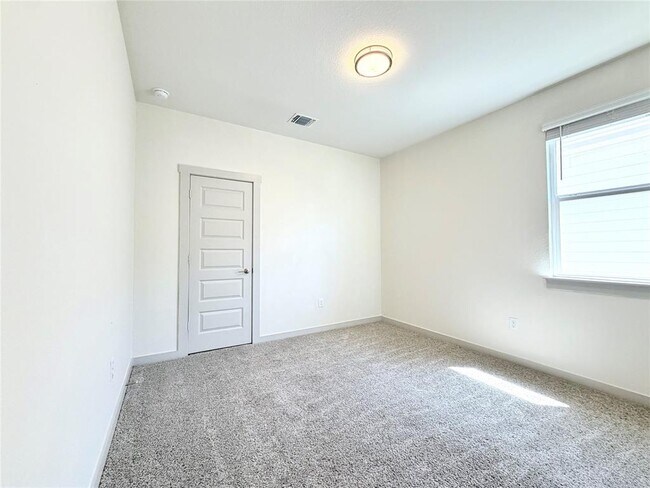 Building Photo - 2000 Daleside Ln