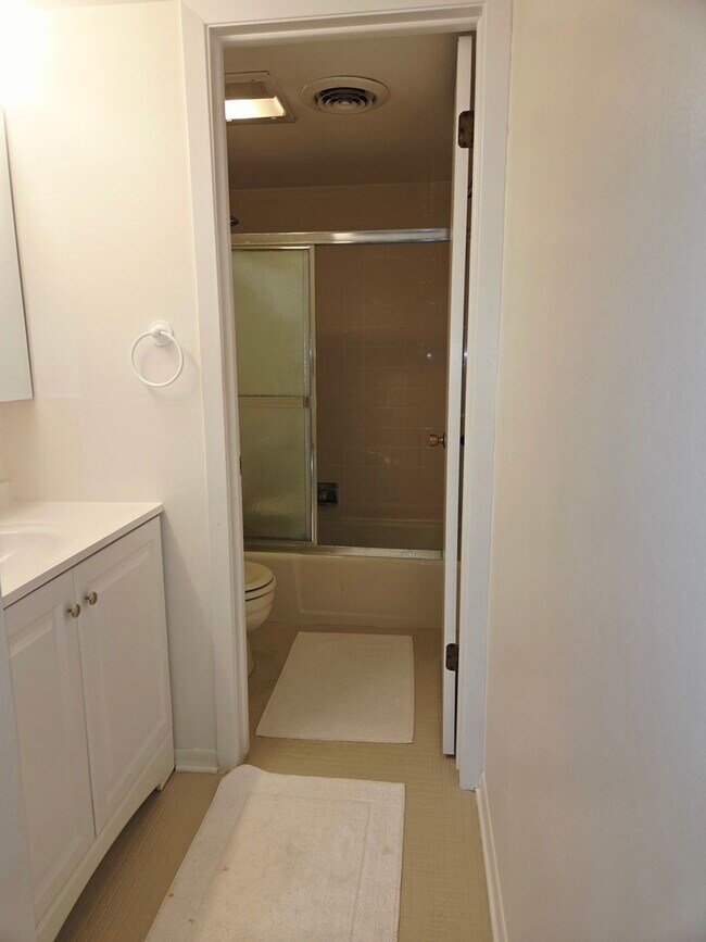 Building Photo - 150 Fountainview Ln