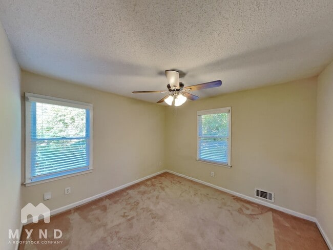 Building Photo - 3255 Sharon Ln