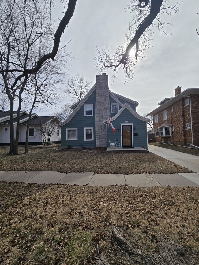 Building Photo - 1321 W Univ Ave