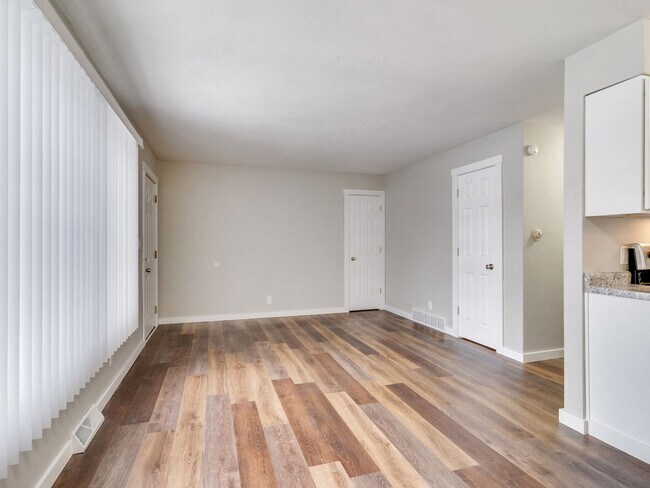 Building Photo - 402-404 3rd Ave N