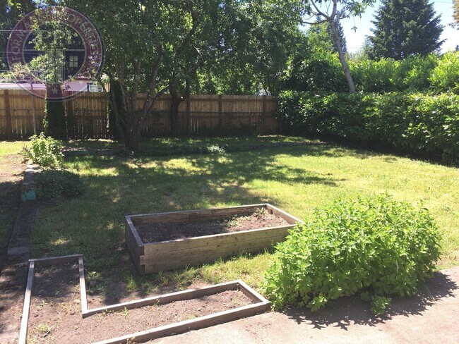 Building Photo - Beautiful Sellwood Bungalow in One of Portland's Most Desirable Neighborhoods. Pet friendly!