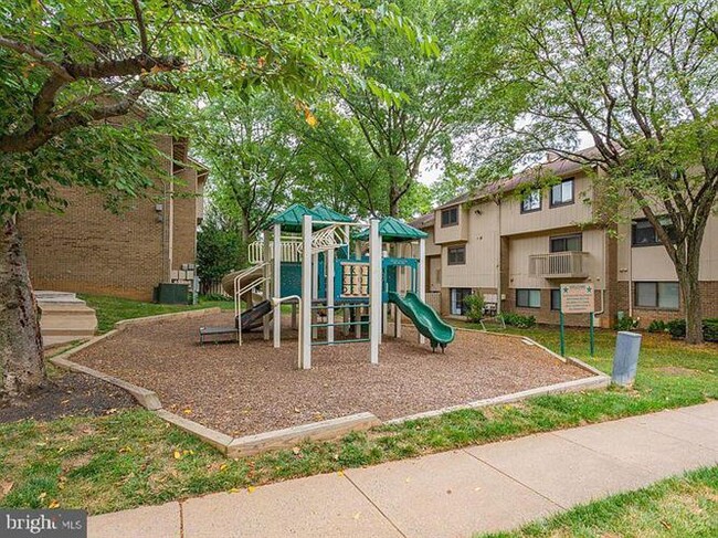 Building Photo - 2621 Glengyle Dr