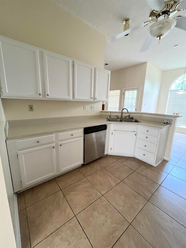 Building Photo - 4558 Kings Grant Dr