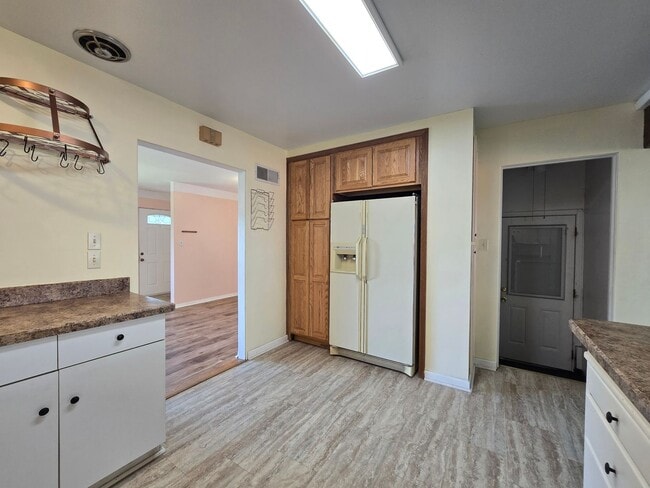 Building Photo - Spacious 4 Bedroom Home with Solar Panels, Fully Fenced Yard on Rimrock Rd
