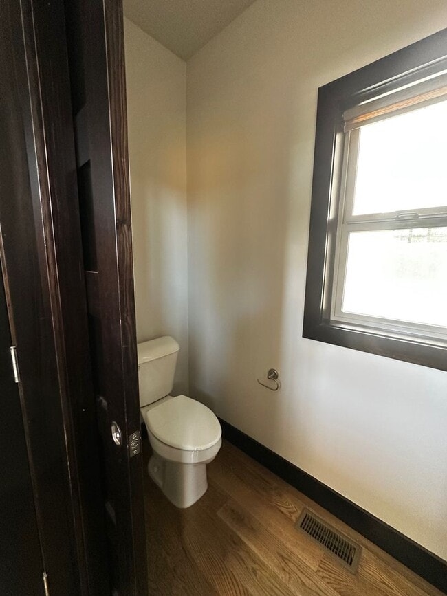 Building Photo - Gorgeous modern 5 bedroom - Minutes from MSU!