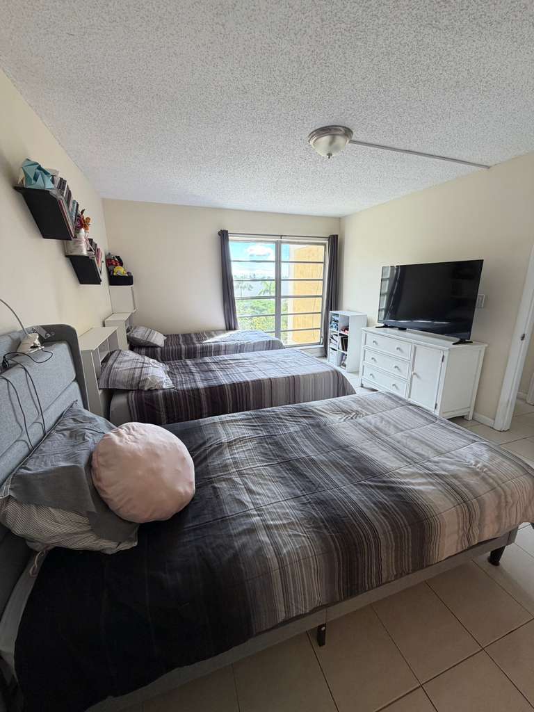 Building Photo - 9180 Fontainebleau Blvd