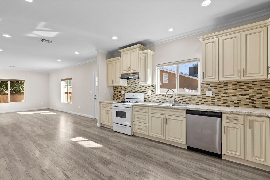 Building Photo - 6715 Cedros Ave