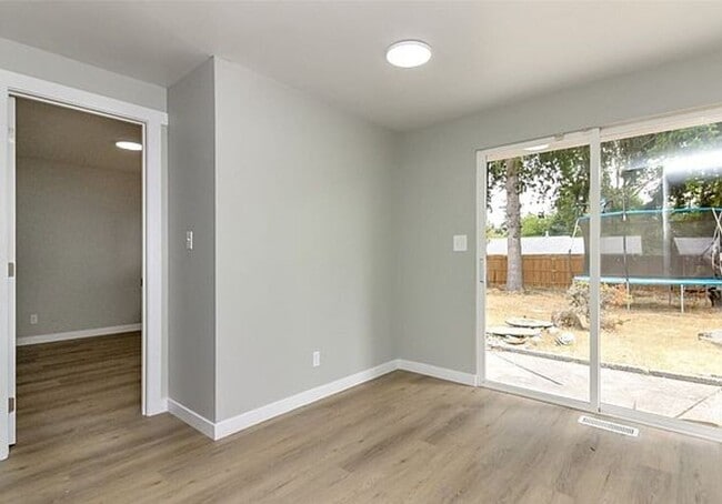 Building Photo - Beautiful 3 Bedroom Home on Spacious Lot in Federal Way