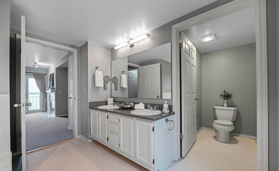 Building Photo - 3028 Western Ave