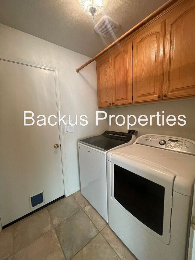 Building Photo - Stunning Three Bedroom in North Salinas  (...