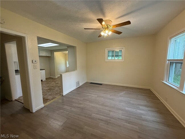 Building Photo - 404 Noah Ave