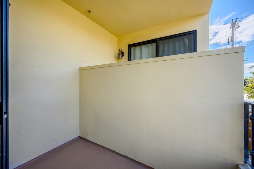 Building Photo - 6938 Laurel Canyon Blvd